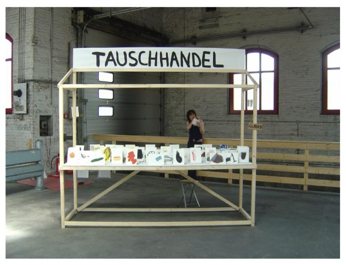 Sonin výměnný obchod, 2009, interaktivní instalace, dřevěná konstrukce, různý počet maleb na kartonu