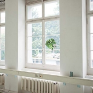 Meringue I, 2010,  instalace (okno, sklo, mosazný odlitek – 10 × 6 × 5,5 cm)