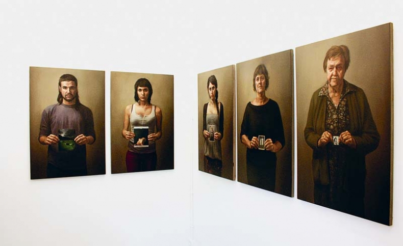A dos tiempos, 2009, oil on canvas, 100 × 66,6 cm each (Installation in the gallery Alejandro Bataller, Valencia, Spain, 2010)