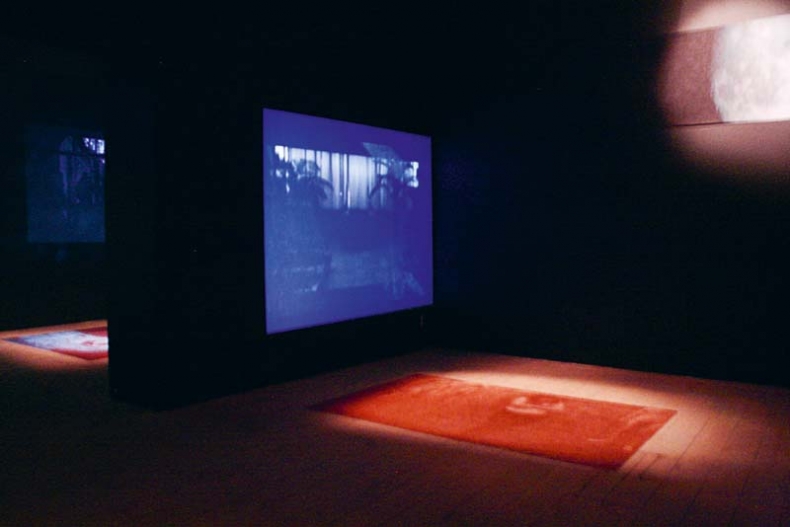 Zone, 2010, site-specific installation (video, photographs, darkness), Galerie 35m2, Praha
