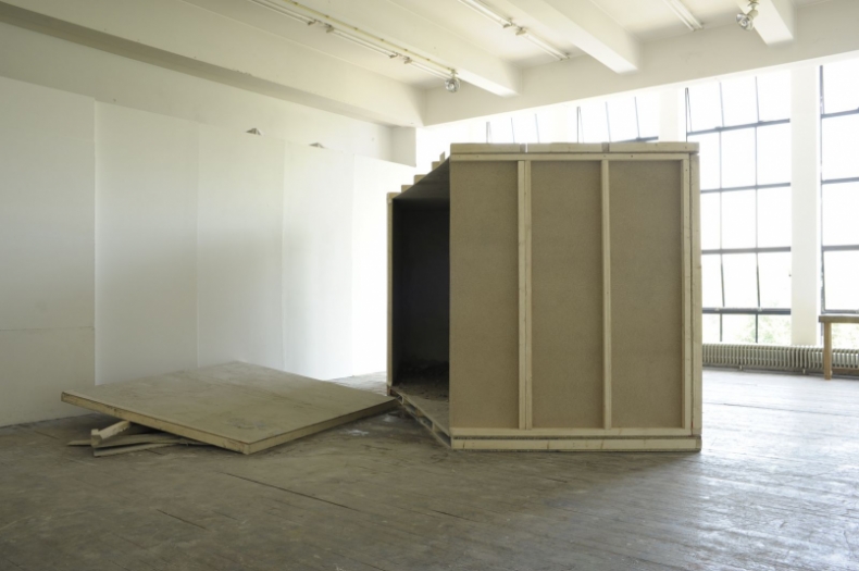 Unheimisch (Znepokojivý), 2010, instalace, cca 250 × 250 × 500 cm
