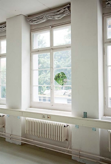 Meringue I, 2010, installation (window, glass, brass cast – 10 × 6 × 5,5 cm)