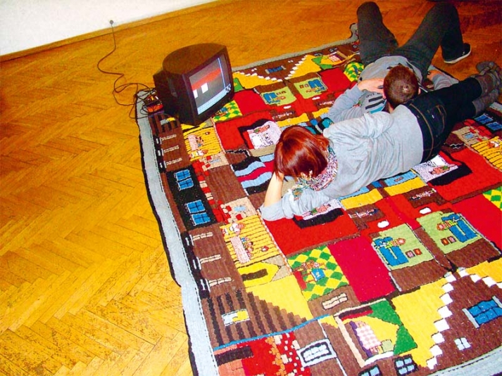 Tkanina, 2010, videoinstalace, ručně tkaný koberec