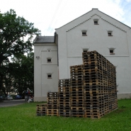 merry goes round ‚n‘ round ‚n‘ round, installation (375 europalettes), Klenová