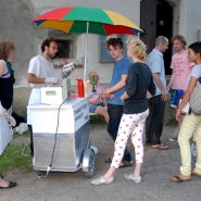 merry goes round ‚n‘ round ‚n‘ round, performance (pommes frites stand)