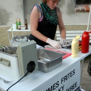 merry goes round ‚n‘ round ‚n‘ round, performance (pommes frites stand)